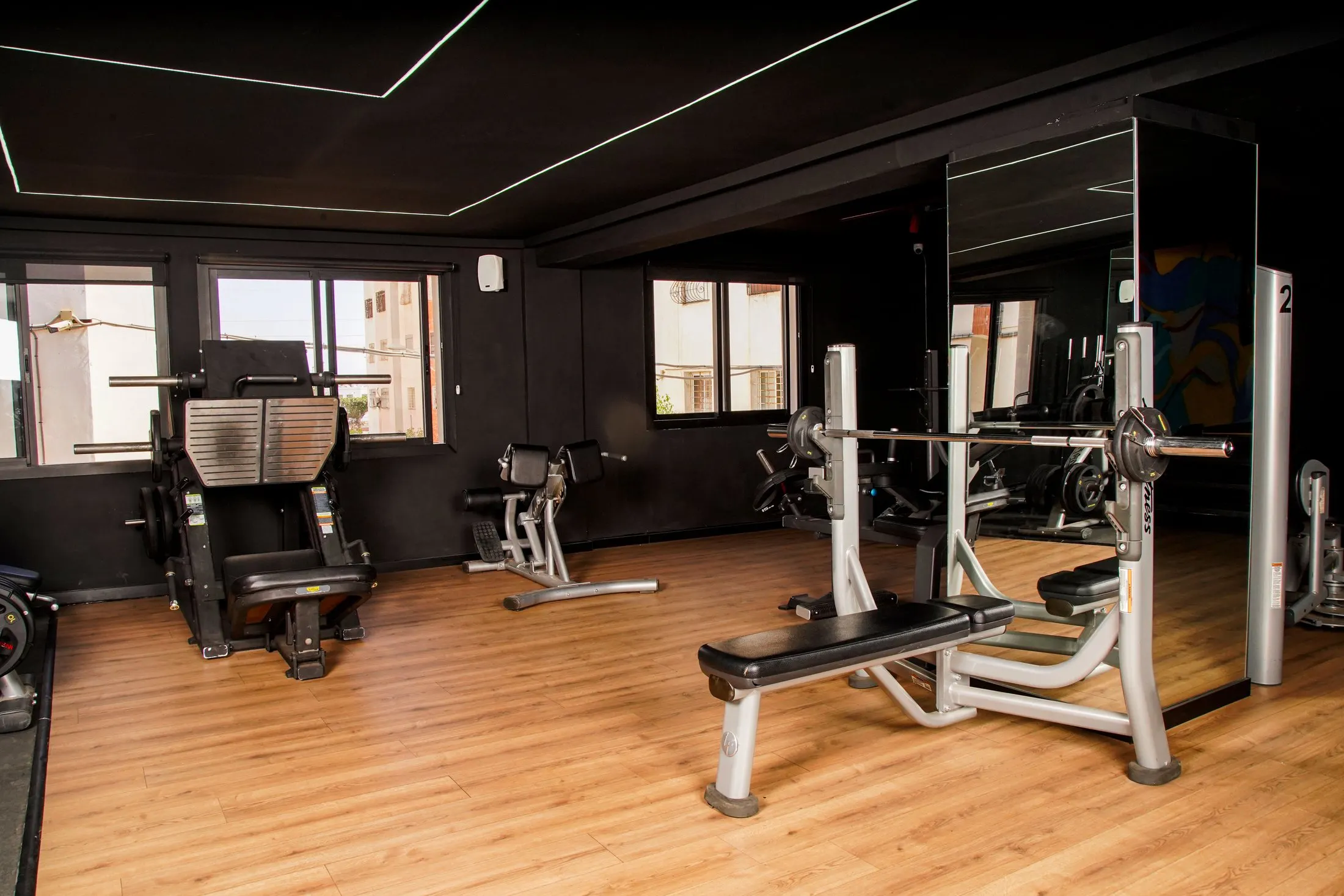 Banc de musculation et mur « Honor yourself » à Vita Club Agadir