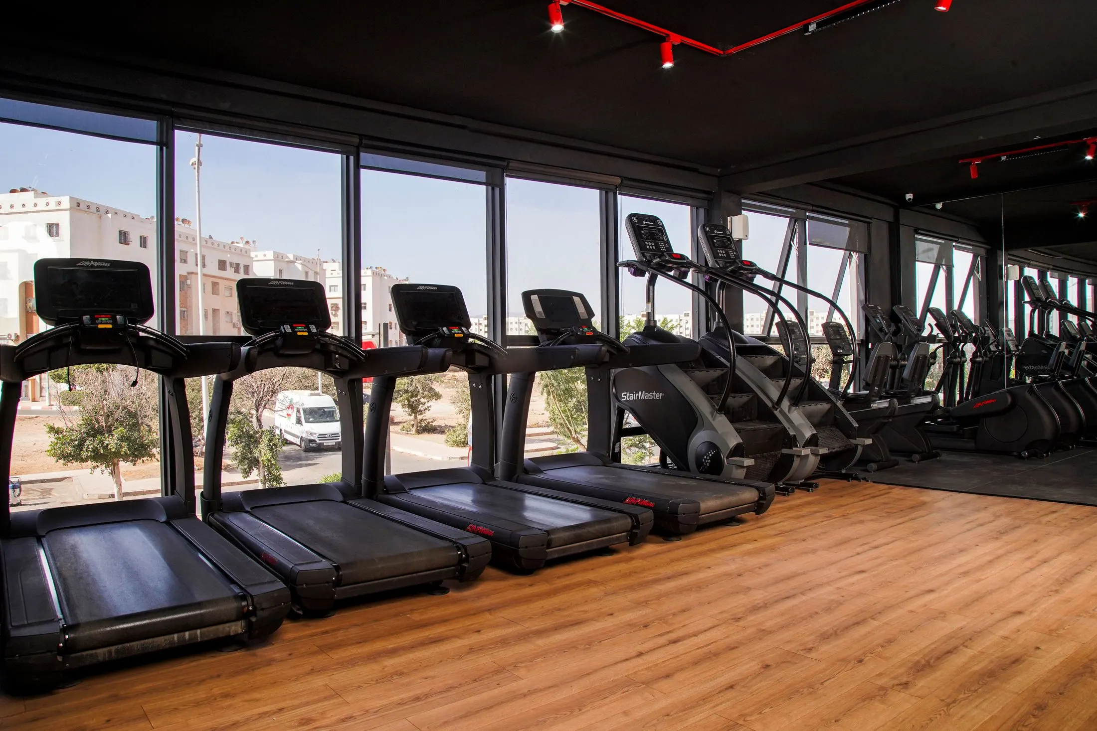 Plateau cardio de Vita Club Agadir : rangée de tapis de course face aux baies vitrées