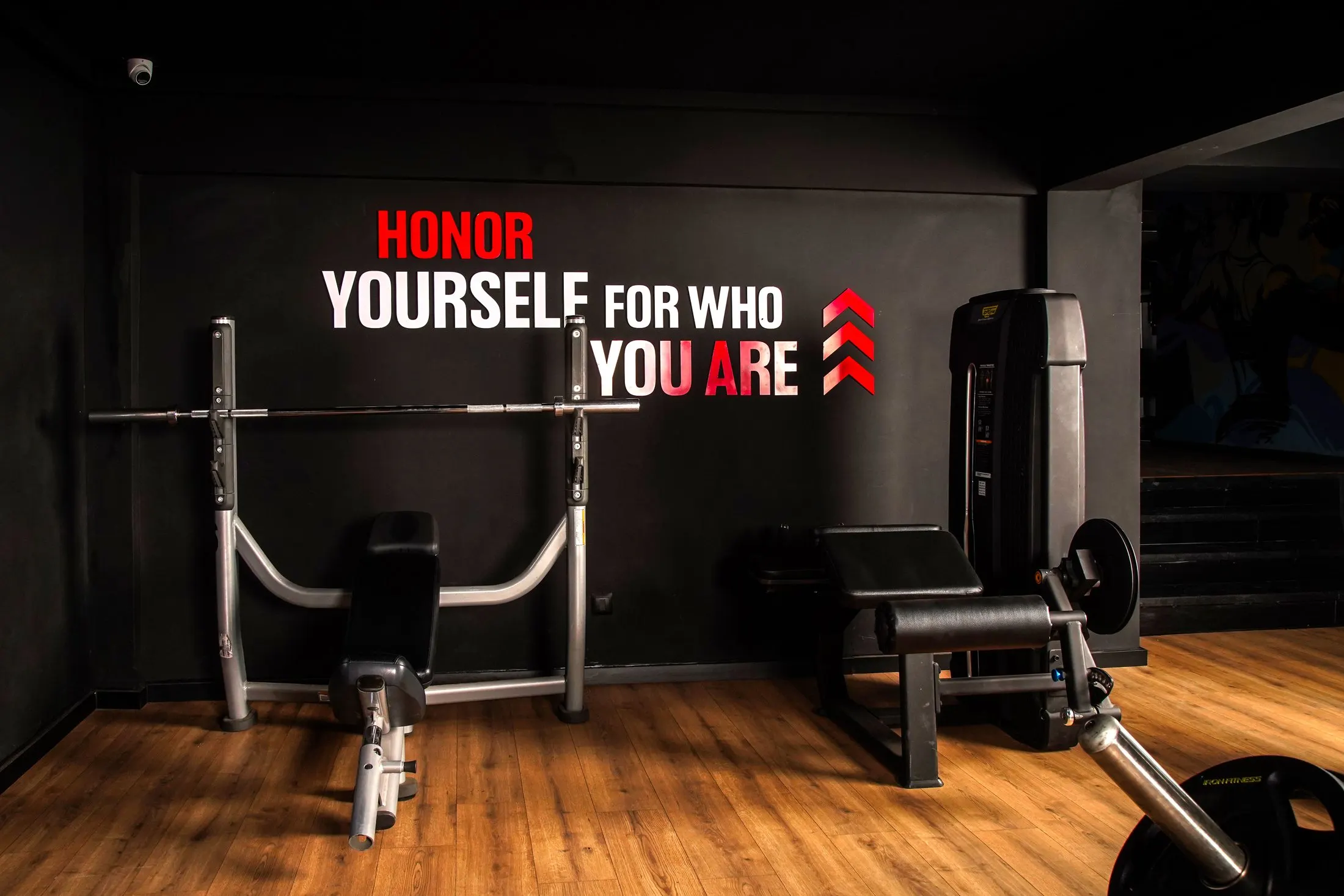 Zone de développé couché avec mur « Honor yourself for who you are »