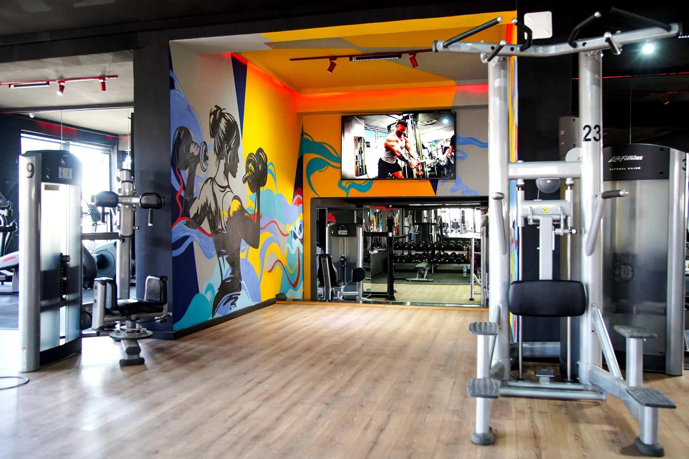 Fresque colorée et machines à Vita Club Agadir