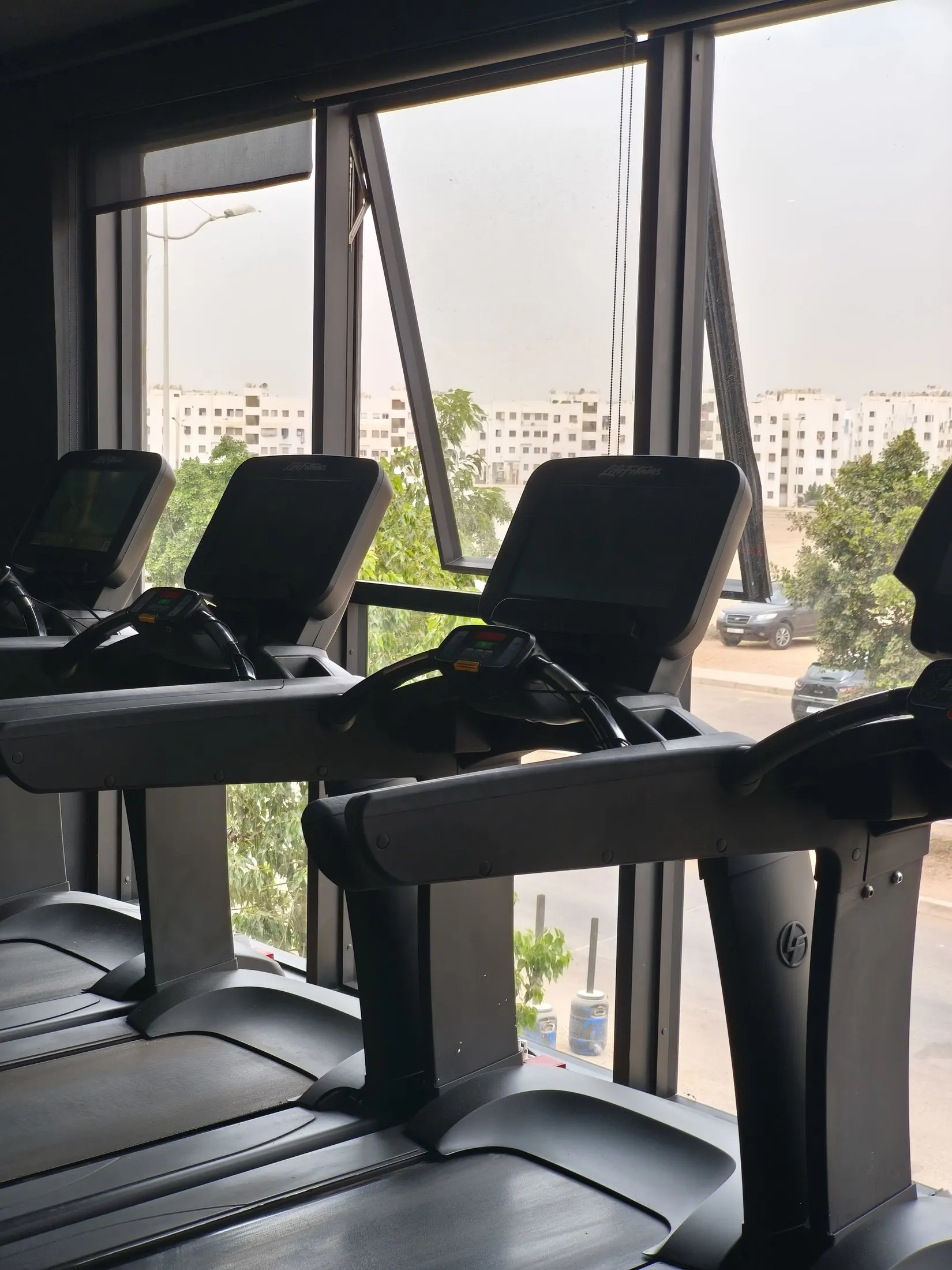 Tapis de course face aux baies vitrées à Vita Club Agadir