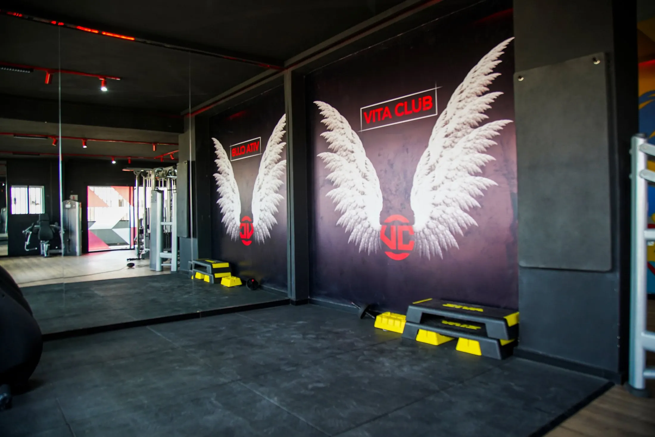 Mur aux ailes Vita Club, tapis de sol et marches jaunes à Agadir